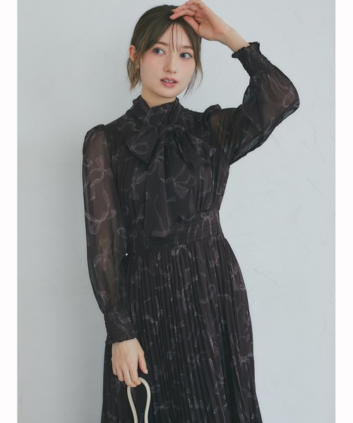 tocco closet(トッコ クローゼット)の「2WAYボウタイリボン付きリボンプリントシャーリングプリーツワンピース(ワンピース・レディース・ブラック/ブラウン/ピンク/サックスブルー/ピンクベージュ・M)」の2枚目の写真