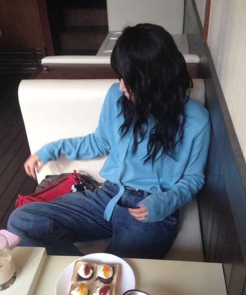 Majournee(マジョネ)の「TIE SET U-NECK CASHMERE KNIT_BLUE(ニット/セーター・レディース・ブルー・FREE)」の2枚目の写真