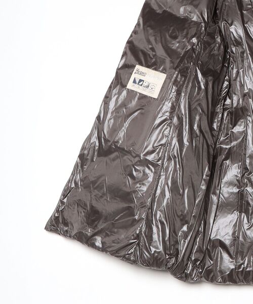 HERNO（ヘルノ）の「HERNO A-Shape DOWN JACKET IN SATIN ヘルノ Aシェイプ サテン ダウンジャケット（ダウンジャケット/コート・レディース・ブラック/クリーム/ダークブルー/ダークグレー/グレー系1・40/42/38）」の20枚目の写真