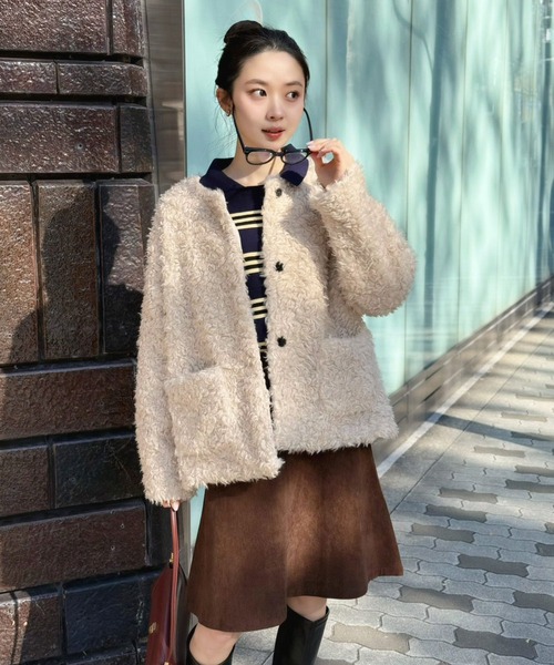 Jewelobe(ジュエローブ)の「ノーカラールーズカーリーフェイクファーコート(ノーカラーコート・レディース・ブラウン/アイボリー・FREE)」の12枚目の写真