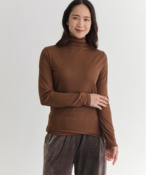 Right-on（ライトオン）の「【HONEYSUCKLE ROSE】調温ハイネック長袖Tシャツ (温度調整 / ストレッチ / シンプルデザイン / ミニマリズム)（Tシャツ/カットソー・レディース・ブラック/オレンジ/ホワイト/ブラウン・S/M/L）」の5枚目の写真