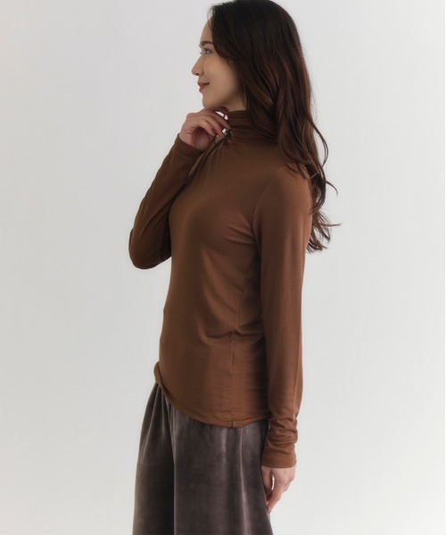 Right-on（ライトオン）の「【HONEYSUCKLE ROSE】調温ハイネック長袖Tシャツ (温度調整 / ストレッチ / シンプルデザイン / ミニマリズム)（Tシャツ/カットソー・レディース・ブラック/オレンジ/ホワイト/ブラウン・S/M/L）」の6枚目の写真