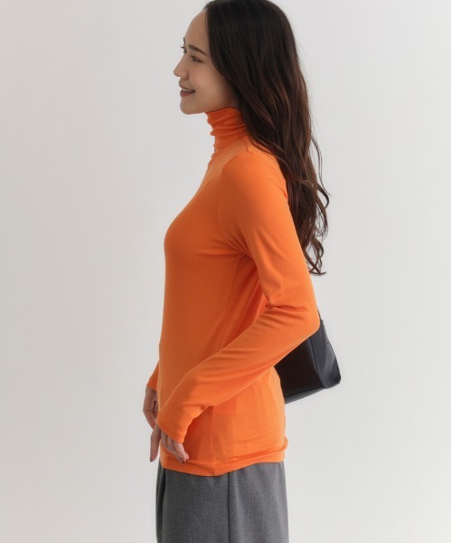Right-on（ライトオン）の「【HONEYSUCKLE ROSE】調温ハイネック長袖Tシャツ (温度調整 / ストレッチ / シンプルデザイン / ミニマリズム)（Tシャツ/カットソー・レディース・ブラック/オレンジ/ホワイト/ブラウン・S/M/L）」の11枚目の写真