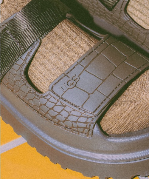 UGG(アグ)の「UGG W GOLDENGLOW EMBOSSED / アグ ゴールデングロウ エンボス(サンダル・レディース・スモークグレー・22.0cm/23.0cm/24.0cm/25.0cm)」の2枚目の写真