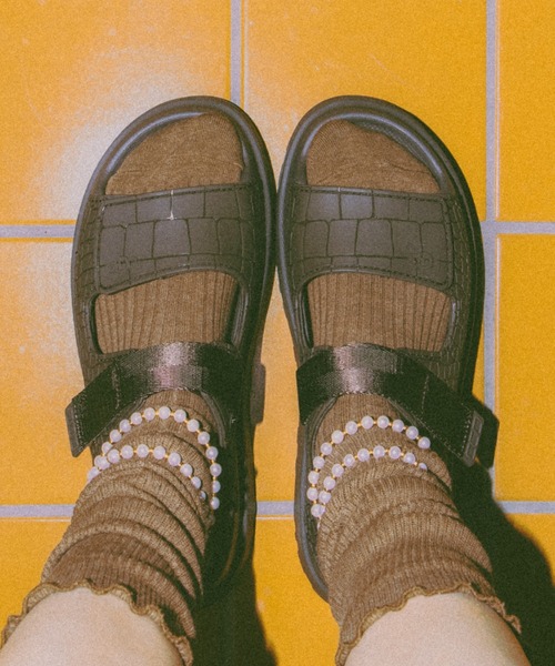 UGG(アグ)の「UGG W GOLDENGLOW EMBOSSED / アグ ゴールデングロウ エンボス(サンダル・レディース・スモークグレー・22.0cm/23.0cm/24.0cm/25.0cm)」の3枚目の写真