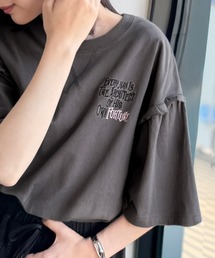 classicalelf（クラシカルエルフ）の「ほどよい甘さと抜け感を。大人かわいい綿100%袖フリル胸刺繍トップス(半袖)（Tシャツ/カットソー）」