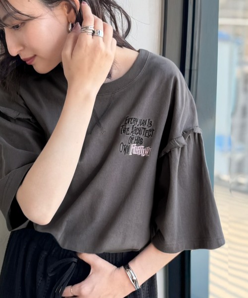 classicalelf(クラシカルエルフ)の「華奢見え☆ほどよい甘さと抜け感を。大人かわいい綿100%袖フリル胸刺繍トップス(半袖)(Tシャツ/カットソー・レディース・チャコール/アイボリー/オフホワイト・X-LARGE/SMALL/MEDIUM/LARGE)」の7枚目の写真