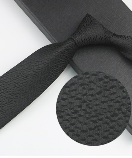 REBALANCE(リバランス)の「柄入りブラックネクタイ(ネクタイ・メンズ・A/H/J/O/Q/X/C/D/E/F/S/T/U/V/W/K/L/M/N/B/G/I/P/R・FREE)」の2枚目の写真