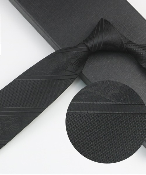 REBALANCE(リバランス)の「柄入りブラックネクタイ(ネクタイ・メンズ・A/H/J/O/Q/X/C/D/E/F/S/T/U/V/W/K/L/M/N/B/G/I/P/R・FREE)」の4枚目の写真