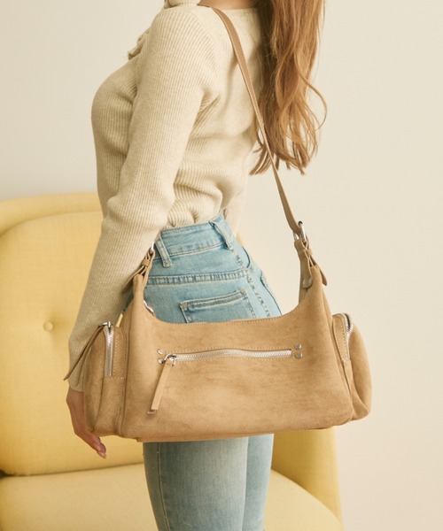 TITTY&CO.(ティティーアンドコー)の「スウェード調ショルダーバッグ(ショルダーバッグ・レディース・ピンク/ブラウン/ベージュ・FREE)」の2枚目の写真