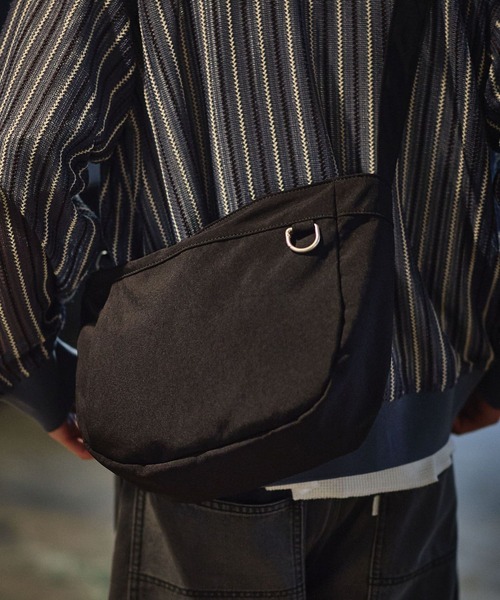 niko and...（ニコアンド）の「Dカンポケットサイドバッグ（ショルダーバッグ・メンズ・ブラック/ライトグレー・FREE）」の2枚目の写真