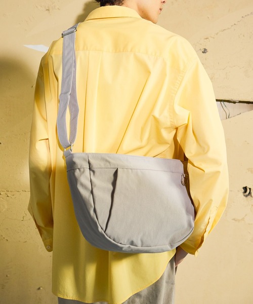 niko and...（ニコアンド）の「Dカンポケットサイドバッグ（ショルダーバッグ・メンズ・ブラック/ライトグレー・FREE）」の4枚目の写真