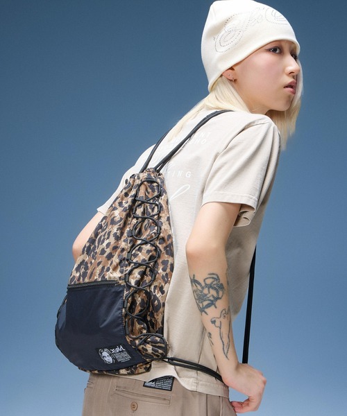 X-girl（エックスガール）の「FACE LABEL KNAPSACK（バックパック/リュック・レディース・ブラック/ベージュ/カモフラージュ・ONE SIZE）」の6枚目の写真