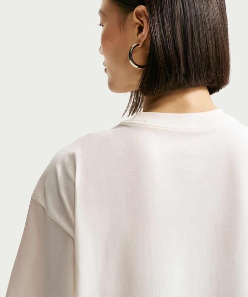 NIKE（ナイキ）の「ナイキ スポーツウェア クラシック ウィメンズ オーバーサイズド Tシャツ / Nike Sportswear Classic Women's Oversized T-Shirt IR7849-133 Sail（Tシャツ/カットソー・レディース・クリーム・L/M/S/XL/XS）」の2枚目の写真