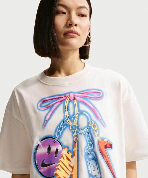 NIKE（ナイキ）の「ナイキ スポーツウェア クラシック ウィメンズ オーバーサイズド Tシャツ / Nike Sportswear Classic Women's Oversized T-Shirt IR7849-133 Sail（Tシャツ/カットソー・レディース・クリーム・L/M/S/XL/XS）」の3枚目の写真
