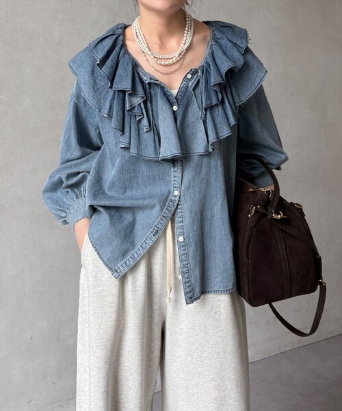 DouDou（ドゥドゥ）の「ライトデニムフリルブラウス（シャツ/ブラウス・レディース・ブルー・FREE）」の5枚目の写真