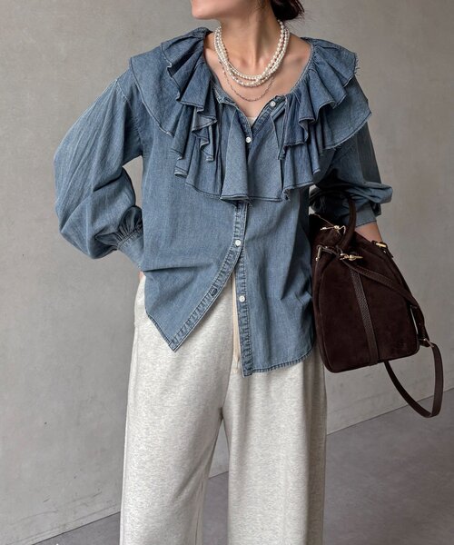 DouDou（ドゥドゥ）の「ライトデニムフリルブラウス（シャツ/ブラウス・レディース・ブルー・FREE）」の4枚目の写真