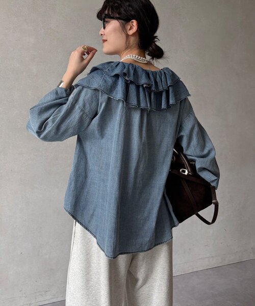 DouDou（ドゥドゥ）の「ライトデニムフリルブラウス（シャツ/ブラウス・レディース・ブルー・FREE）」の3枚目の写真