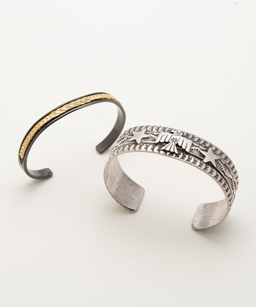 Indian Jewelry（インディアンジュエリー）の「「Indian Jewelry/インディアンジュエリー」ブルーズモーガン スモールスタンプ w/K14 w/ブラックロジウムコーティング（バングル/リストバンド・メンズ・アンティークシルバー・FREE）」の4枚目の写真