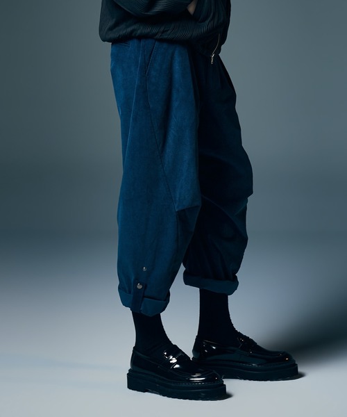 glamb（グラム）の「Corduroy Barrel Pants / コーデュロイバレルパンツ（その他パンツ・メンズ・ブラック/ブルー・S/M/L）」の22枚目の写真