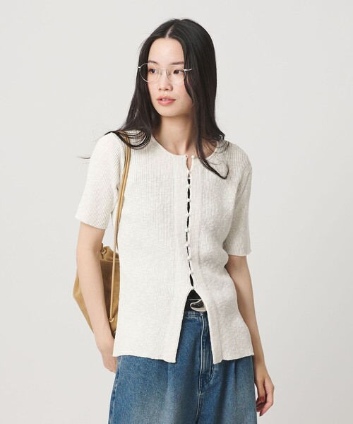BEAUTY&YOUTH UNITED ARROWS(ビューティーアンドユースユナイテッドアローズ)の「麻ブレンド スラブ フロントボタン ショートスリーブ カーディガン ウォッシャブル(カーディガン/ボレロ・レディース・オフホワイト/ライトブルー/ブラック・FREE)」の2枚目の写真