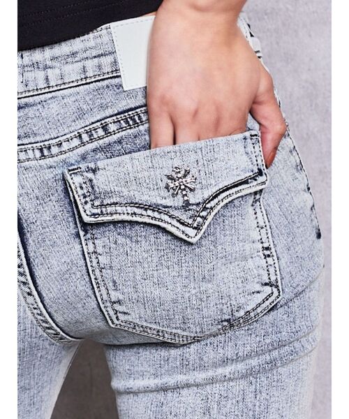 GYDA(ジェイダ)の「ジャストウエストsacred edge crossポケットSIDE RIPPEDデニムフレアパンツ(デニムパンツ・レディース・ライトブルー/インディゴブルー・X-SMALL/SMALL/MEDIUM)」の6枚目の写真