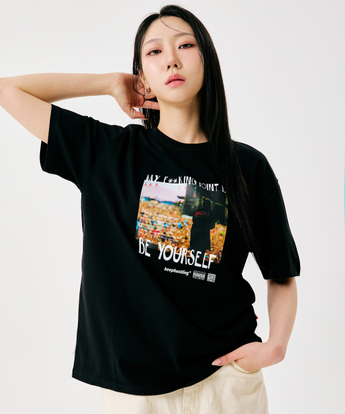 KEEPHUSTLING(キープハッスリング)の「Be Yourself! グラフィック ビッグシルエットT(ブラック)(Tシャツ/カットソー・レディース・ブラック・LARGE/MEDIUM/X-LARGE)」の2枚目の写真