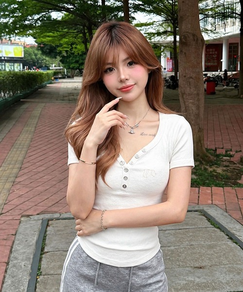 VIBGYOR(ヴィブジョー)の「【EIZZ/アイズ】カップ付き フロントスナップ変形ヘンリーTシャツ / 深Uネック ブラトップ リブカットソー クロップド丈(Tシャツ/カットソー・レディース・ホワイト/ブラック/ピンク/イエロー・FREE)」の2枚目の写真