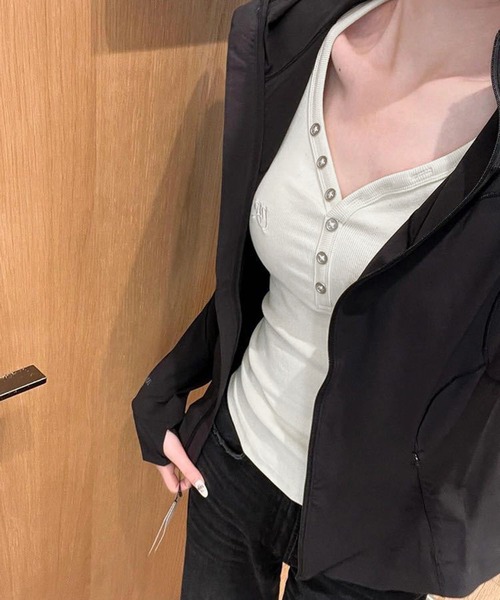 VIBGYOR(ヴィブジョー)の「【EIZZ/アイズ】カップ付き フロントスナップ変形ヘンリーTシャツ / 深Uネック ブラトップ リブカットソー クロップド丈(Tシャツ/カットソー・レディース・ホワイト/ブラック/ピンク/イエロー・FREE)」の8枚目の写真