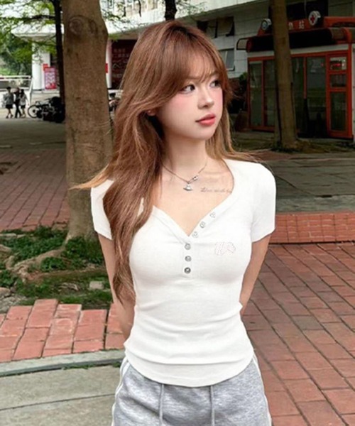 VIBGYOR(ヴィブジョー)の「【EIZZ/アイズ】カップ付き フロントスナップ変形ヘンリーTシャツ / 深Uネック ブラトップ リブカットソー クロップド丈(Tシャツ/カットソー・レディース・ホワイト/ブラック/ピンク/イエロー・FREE)」の6枚目の写真