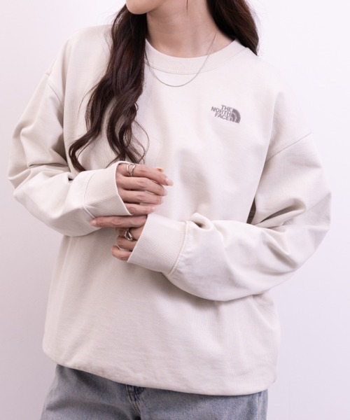 THE NORTH FACE(ザノースフェイス)の「THE NORTH FACE(ザ・ノースフェイス)/ワンポイント ロゴ刺繍 スウェット/M'S CORE SWEATSHIRTS(スウェット・レディース・グレー/ブラック/サンドベージュ/ライトブルー・M/XXL/L/XL)」の3枚目の写真