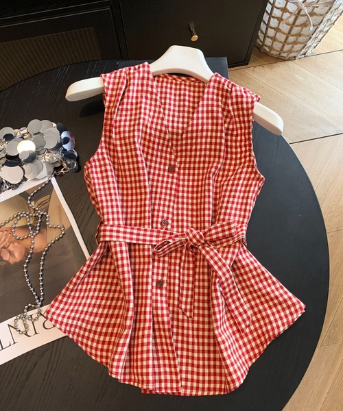 LUCPY(ラクピー)の「ギンガムチェックベルト付きペプラムブラウス(シャツ/ブラウス・レディース・レッド・LARGE/MEDIUM/SMALL)」の2枚目の写真
