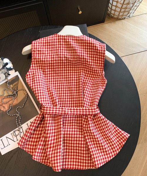 LUCPY(ラクピー)の「ギンガムチェックベルト付きペプラムブラウス(シャツ/ブラウス・レディース・レッド・LARGE/MEDIUM/SMALL)」の3枚目の写真