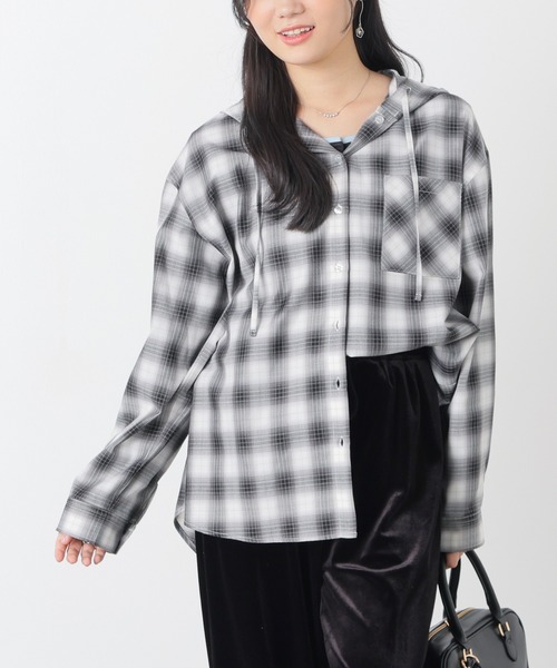 Honeys(ハニーズ)の「フード付チェックシャツ(シャツ/ブラウス・レディース・ベージュ系その他2/ブルー系その他3/ホワイト系その他2/レッド系その他2/ブラウン系その他2・L/S/M/LL)」の2枚目の写真