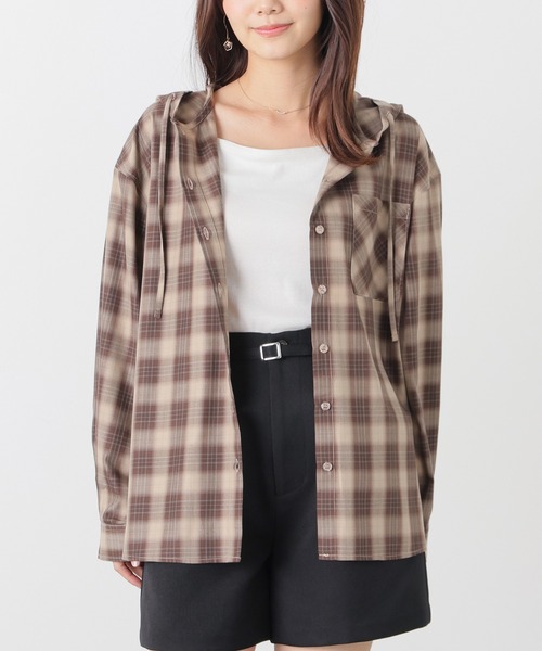 Honeys(ハニーズ)の「フード付チェックシャツ(シャツ/ブラウス・レディース・ベージュ系その他2/ブルー系その他3/ホワイト系その他2/レッド系その他2/ブラウン系その他2・L/S/M/LL)」の3枚目の写真