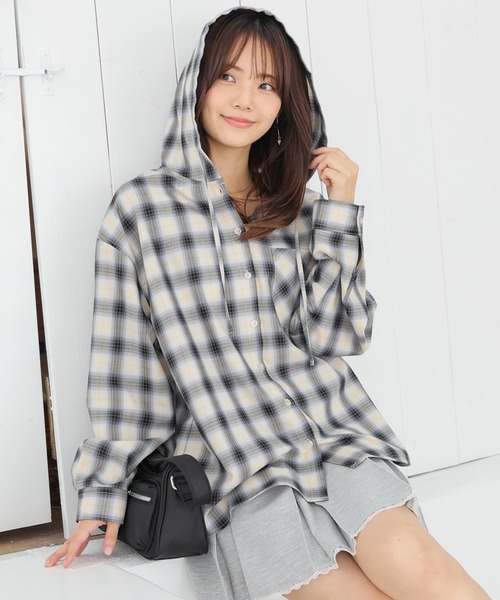 Honeys(ハニーズ)の「フード付チェックシャツ(シャツ/ブラウス・レディース・ベージュ系その他2/ブルー系その他3/ホワイト系その他2/レッド系その他2/ブラウン系その他2・L/S/M/LL)」の4枚目の写真