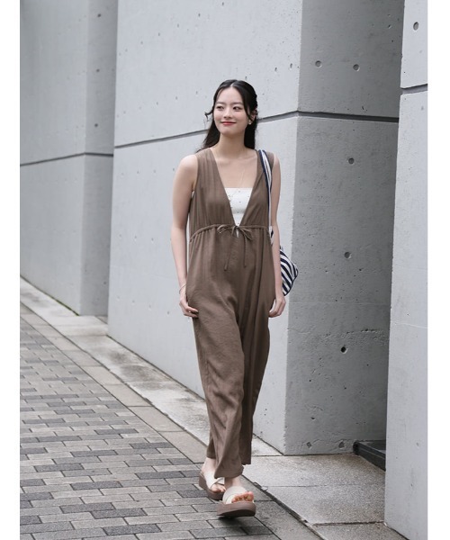 fifth(フィフス)の「【とらまめセレクト】胸元切り替え麻混ロンパース(つなぎ/オールインワン・レディース・ネイビー/ブラウン・XS/M)」の8枚目の写真