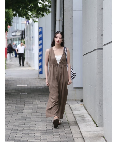 fifth(フィフス)の「【とらまめセレクト】胸元切り替え麻混ロンパース(つなぎ/オールインワン・レディース・ネイビー/ブラウン・XS/M)」の9枚目の写真