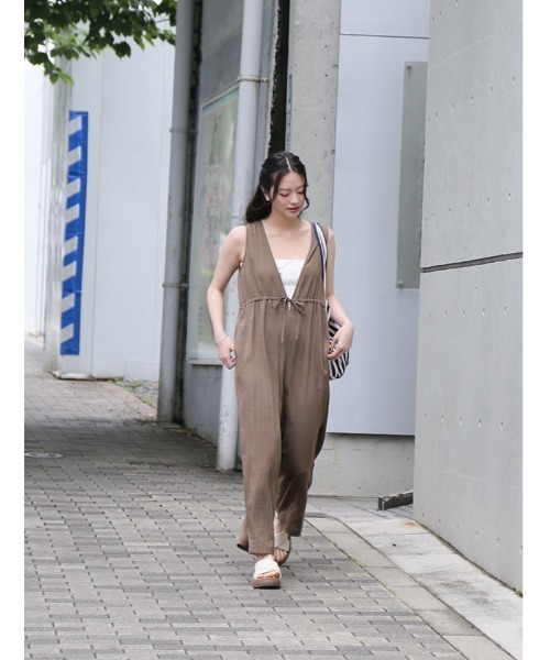 fifth(フィフス)の「【とらまめセレクト】胸元切り替え麻混ロンパース(つなぎ/オールインワン・レディース・ネイビー/ブラウン・XS/M)」の10枚目の写真