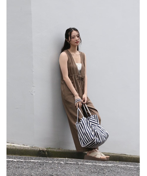 fifth(フィフス)の「【とらまめセレクト】胸元切り替え麻混ロンパース(つなぎ/オールインワン・レディース・ネイビー/ブラウン・XS/M)」の11枚目の写真