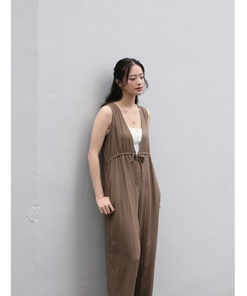 fifth(フィフス)の「【とらまめセレクト】胸元切り替え麻混ロンパース(つなぎ/オールインワン・レディース・ネイビー/ブラウン・XS/M)」の12枚目の写真