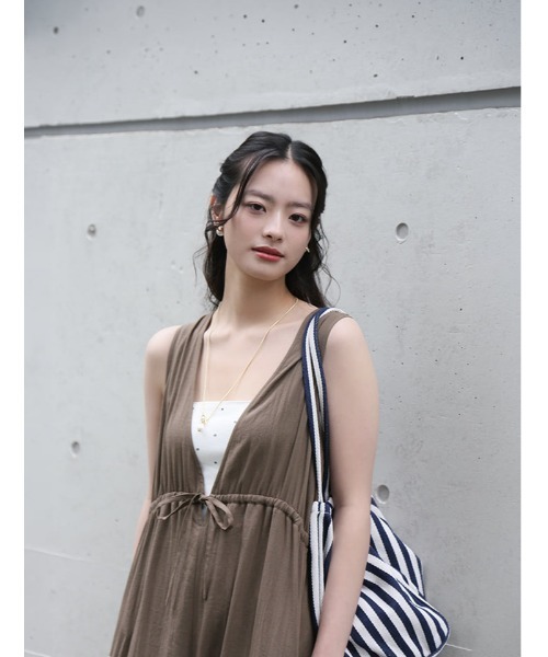 fifth(フィフス)の「【とらまめセレクト】胸元切り替え麻混ロンパース(つなぎ/オールインワン・レディース・ネイビー/ブラウン・XS/M)」の14枚目の写真
