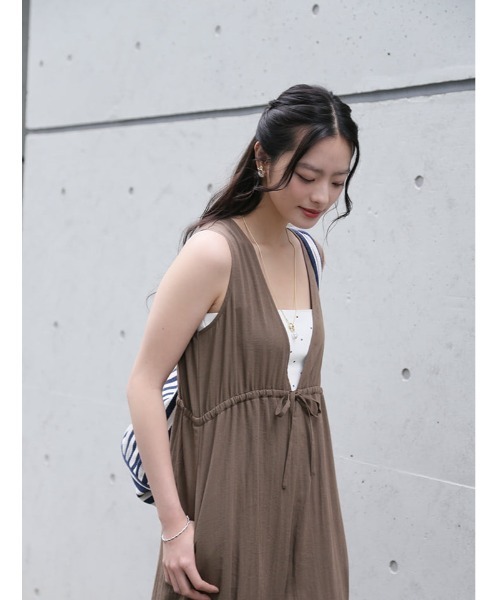 fifth(フィフス)の「【とらまめセレクト】胸元切り替え麻混ロンパース(つなぎ/オールインワン・レディース・ネイビー/ブラウン・XS/M)」の15枚目の写真
