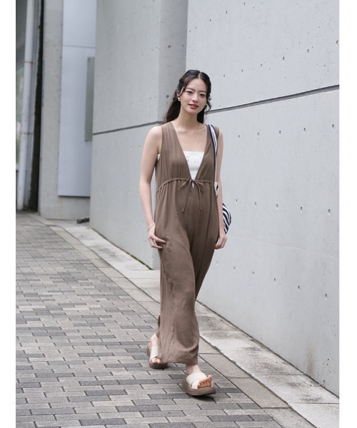fifth(フィフス)の「【とらまめセレクト】胸元切り替え麻混ロンパース(つなぎ/オールインワン・レディース・ネイビー/ブラウン・XS/M)」の7枚目の写真