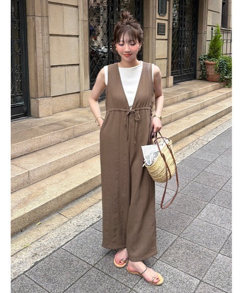 fifth(フィフス)の「【とらまめセレクト】胸元切り替え麻混ロンパース(つなぎ/オールインワン・レディース・ネイビー/ブラウン・XS/M)」の3枚目の写真
