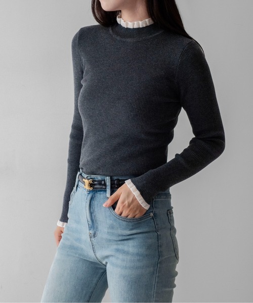 on:nue(オンニュ)の「【on:nue】シアーフリルハイネックリブニット /26-27 AW COLLECTION(ニット/セーター・レディース・グレー/ブラック・FREE)」の2枚目の写真