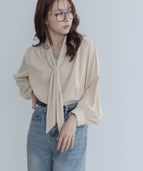 maviru(マヴィル)の「きちんとしたい日に頼れる。上品 ボウタイ リボン ブラウス(シャツ/ブラウス・レディース・ホワイト/ブラック/ベージュ/パープル系その他・M/L)」の4枚目の写真