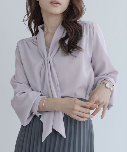 maviru(マヴィル)の「きちんとしたい日に頼れる。上品 ボウタイ リボン ブラウス(シャツ/ブラウス・レディース・ホワイト/ブラック/ベージュ/パープル系その他・M/L)」の1枚目の写真