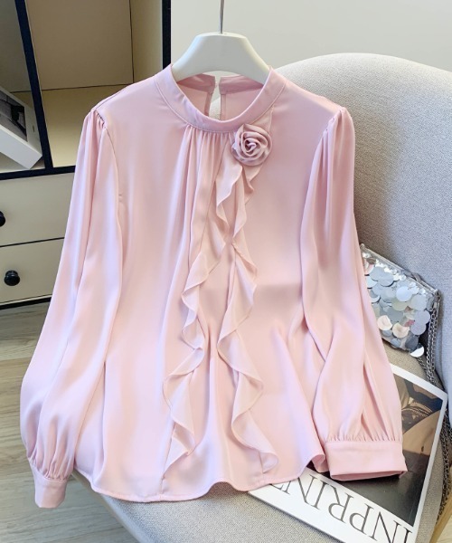 LUCPY(ラクピー)の「コサージュ付きフリルブラウス(シャツ/ブラウス・レディース・アイボリー/ピンク・SMALL/MEDIUM/LARGE/X-LARGE)」の2枚目の写真
