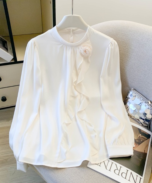 LUCPY(ラクピー)の「コサージュ付きフリルブラウス(シャツ/ブラウス・レディース・アイボリー/ピンク・SMALL/MEDIUM/LARGE/X-LARGE)」の1枚目の写真